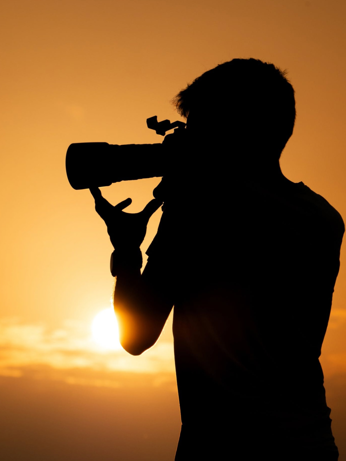Photographe en action, appareil photo en main, lumière naturelle